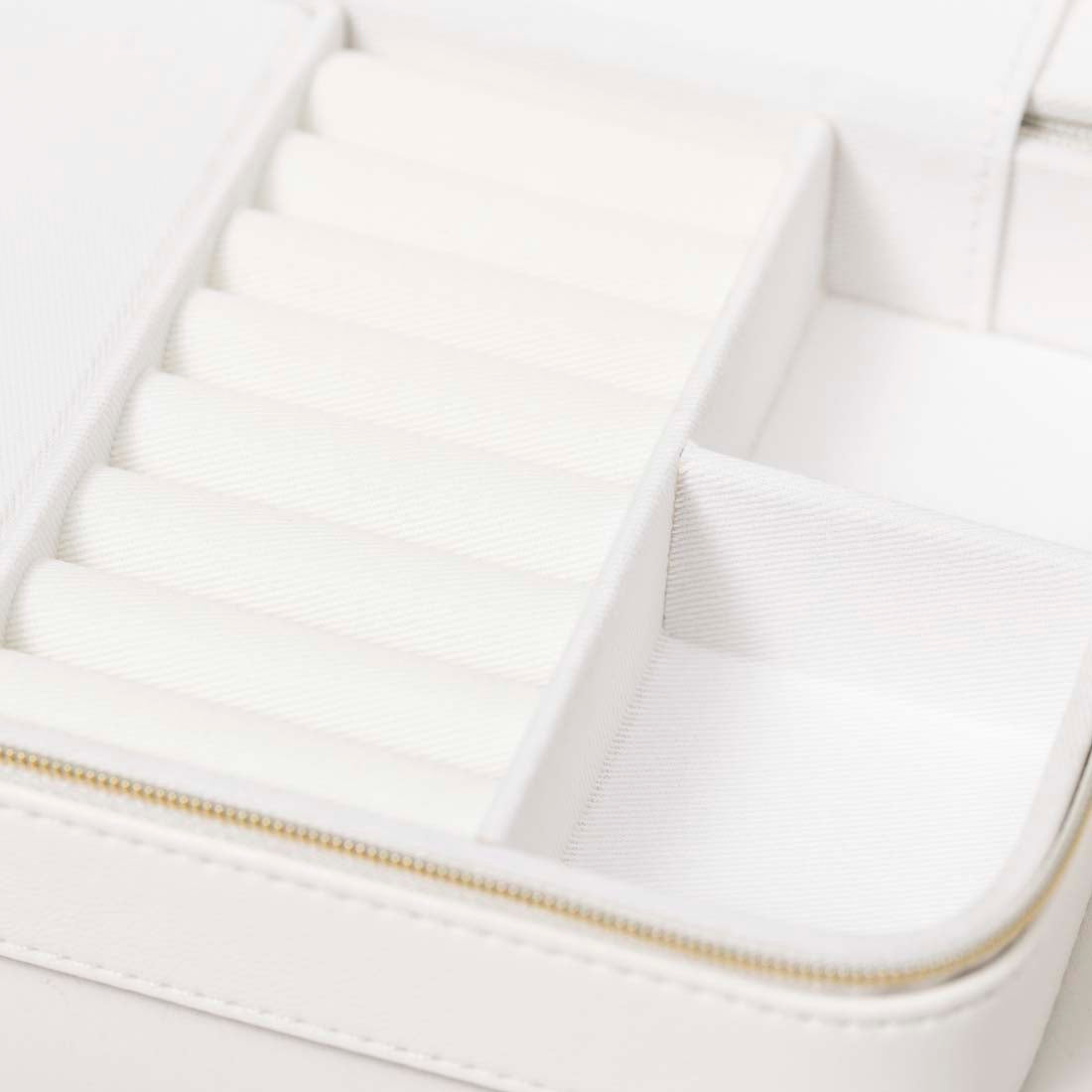 White VO1, Travel Case